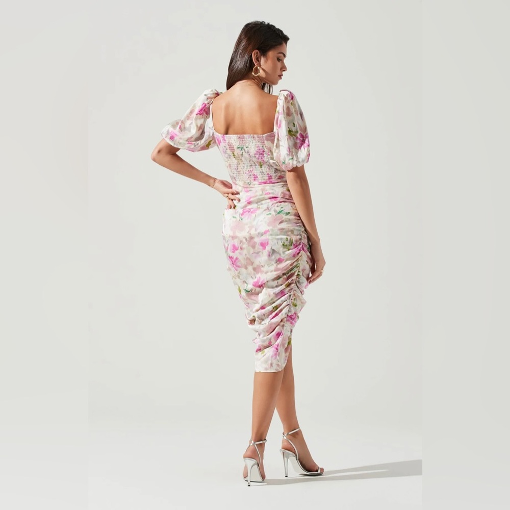 ASTR The Label ~ EMMA FLORAL RUCHED BUBBLE SLEEVE MIDI DRESS - Picture 6 of 7